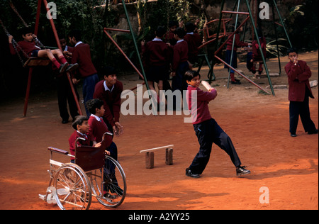 À l'école progressive amar jyoti personnes valides et les enfants handicapés sont scolarisés ensemble Banque D'Images