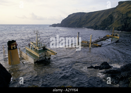 Catastrophe du pétrolier Braer le pétrolier se trouve à demi couvert par la mer sur le littoral 1993 shetland Banque D'Images