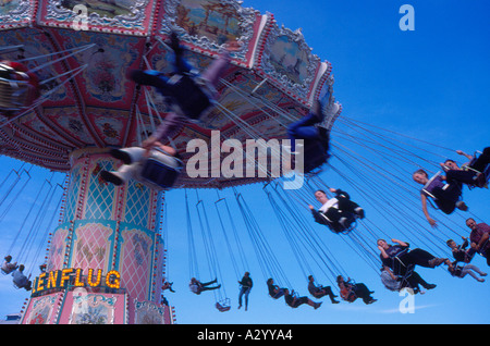 LOW ANGLE VIEW OF PEOPLE SUR UN merry go round l'Oktoberfest, MUNICH, Bavière, Allemagne, Europe. Photo par Willy Matheisl Banque D'Images