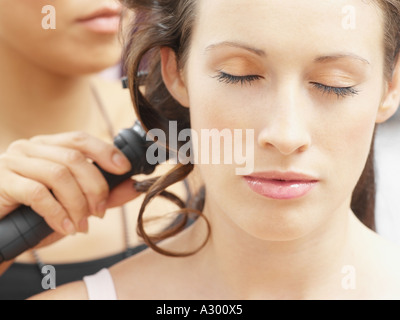 Femme ayant les cheveux bouclés Banque D'Images