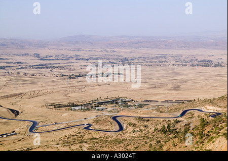 Une longue route venteuse menant hors de Mekele, dans la région du Tigré, du nord de l'Ethiopie Banque D'Images