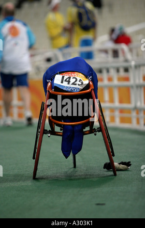 Tanni Thompson Gris de Grande Bretagne despondant après avoir terminé 7ème dans la finale du 800m femmes T53 Aux Jeux paralympiques de 2004 à Athènes Banque D'Images