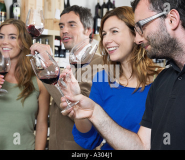 Groupe d'amis à la dégustation de vins Banque D'Images