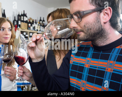 Groupe d'amis à la dégustation de vins Banque D'Images