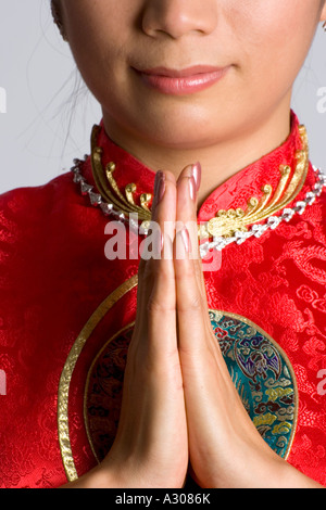 Close-up of Chinese woman salutation et portant un costume traditionnel Banque D'Images
