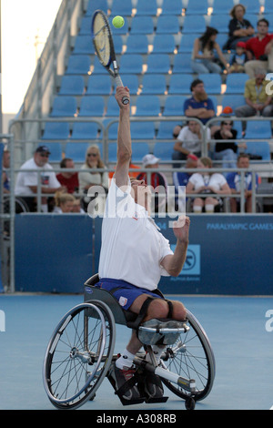 Robin Ammerlaan des Pays-Bas est en concurrence dans le simple messieurs du tournoi de tennis en fauteuil roulant lors de la demi finale 2004 Athènes Banque D'Images