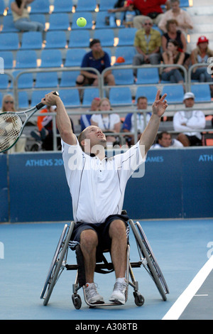 Steve Welch de l'USA est concurrentiel dans le simple messieurs du tournoi de tennis en fauteuil roulant lors de la demi finale des Jeux Paralympiques de 2004 à Athènes Banque D'Images