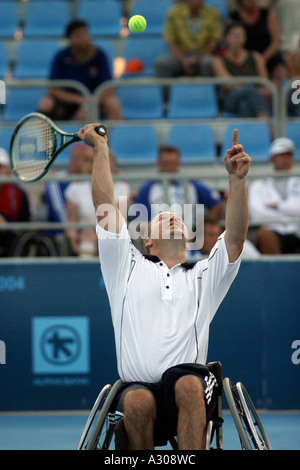 Steve Welch de l'USA est concurrentiel dans le simple messieurs du tournoi de tennis en fauteuil roulant lors de la demi finale des Jeux Paralympiques de 2004 à Athènes Banque D'Images