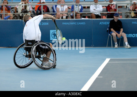 Steve Welch de l'USA est concurrentiel dans le simple messieurs du tournoi de tennis en fauteuil roulant lors de la demi finale des Jeux Paralympiques de 2004 à Athènes Banque D'Images