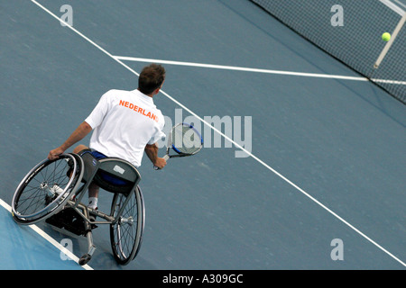 Robin Ammerlaan des Pays-Bas est en concurrence dans le simple messieurs du tournoi de tennis en fauteuil roulant lors de la demi finale 2004 Athènes Banque D'Images