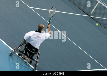 Steve Welch de l'USA est concurrentiel dans le simple messieurs du tournoi de tennis en fauteuil roulant lors de la demi finale des Jeux Paralympiques de 2004 à Athènes Banque D'Images