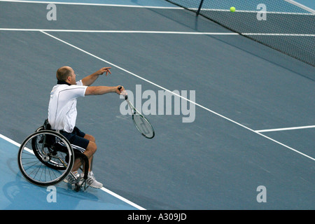 Steve Welch de l'USA est en concurrence dans les hommes s singles tennis en fauteuil roulant lors de la demi finale du tournoi 2004 Jeux paralympiques d'Athènes Banque D'Images