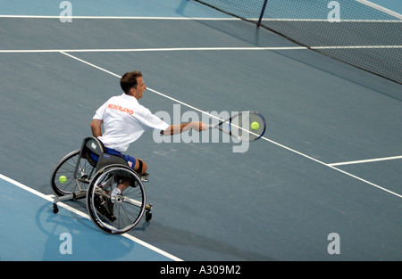 Robin Ammerlaan des Pays-Bas est en concurrence pour les hommes s singles demi finale du tournoi de tennis en fauteuil roulant au cours de l'Athènes 2004 Banque D'Images