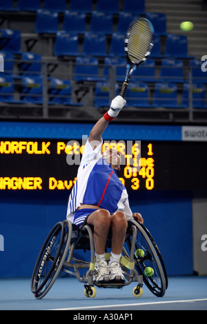 Peter Norfolk de Grande-bretagne en concurrence dans le simple messieurs du tournoi de tennis en fauteuil roulant quad durant la finale 2004 Athènes Para Banque D'Images