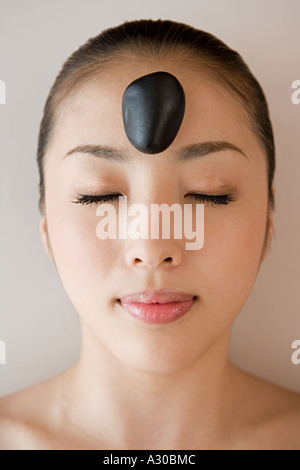 Belle jeune femme avec les yeux fermés Banque D'Images