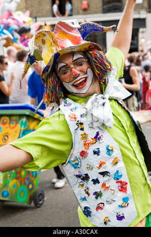 L'exécution de clown carnaval dans Islington Banque D'Images