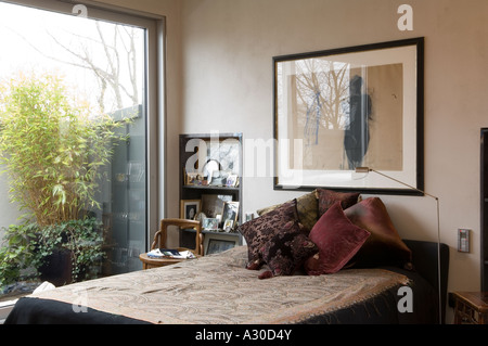 Chambre avec grande fenêtre donnant sur le jardin sur le toit à l'appartement de grand standing moderne Banque D'Images