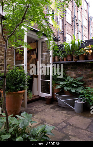 Ouvrir la porte de jardin patio avec des plantes en pot du début du 19ème siècle London House Banque D'Images