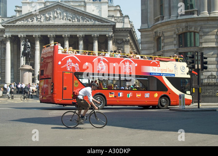 Carrefour banque dans la ville de Londres avec cycliste & open top double decker bus de tournée passant le Royal Exchange building Banque D'Images