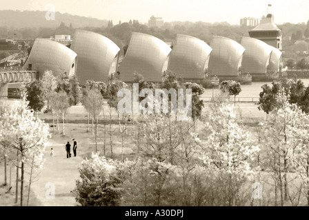 River Thames Flood Barrier l'infrastructure urbaine paysage & les gens dans un parc en été image manipulée Silvertown Newham East London England UK Banque D'Images