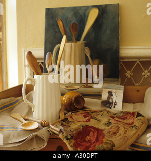 La nature morte peinture à l'huile de cuillères en bois dans une cruche Banque D'Images