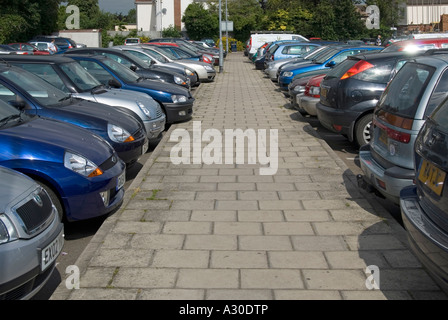 Le conseil de Basildon exploité shoppers horodateurs parking derrière Billericay Essex High Street shopping voitures en stationnement à côté de chemin England UK Banque D'Images