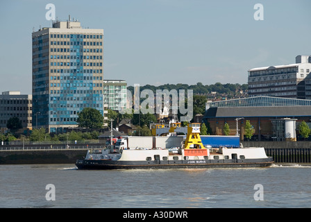 Tamise ville de North Woolwich Woolwich TFL transport public gratuit pour les utilisateurs et une voiture camion camion sur Woolwich ferry London England UK Banque D'Images