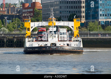 Tamise ville de North Woolwich Woolwich TFL transport public gratuit pour les utilisateurs et une voiture camion camion sur Woolwich ferry London England UK Banque D'Images