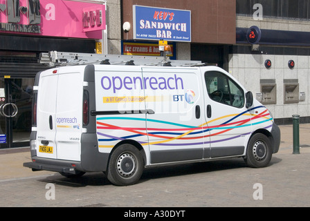 Openreach British Telecom service ingénieurs Vivaro van stationné à l'extérieur des locaux professionnels Banque D'Images