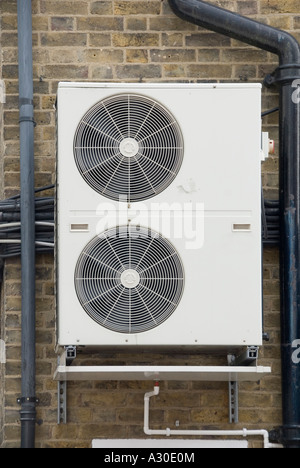 Bureau montée à l'extérieur des unités de climatisation sur mur de brique Banque D'Images