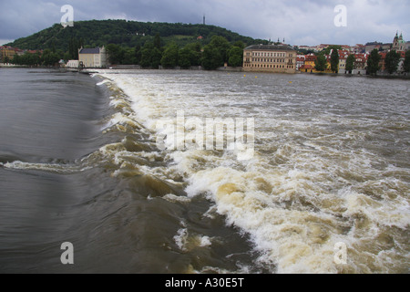 Weir sur la rivière Vlatva en amont du pont Charles Prague Vue vers l'île de Kampa Banque D'Images