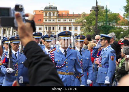 Marche des gardes du château de Prague pour la cérémonie du changement de la garde Banque D'Images