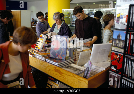 Les personnes à la recherche de livres en librairie London Design Museum Banque D'Images