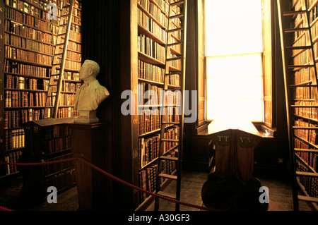 La longue pièce bibliothèque dans Trinity College Dublin Banque D'Images