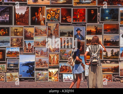 Cracovie, Pologne, Malopolska. Florian Gate (Brama Florianska) artistes travaillent affichée sur le mur de la ville d'origine Banque D'Images