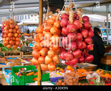 L'ITALIE, ROME, CAMPO DE FIORI, MARCHÉ DES CHAÎNES D'OIGNONS Banque D'Images