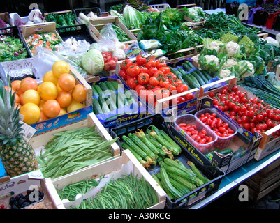 Stand DE FRUITS ET LÉGUMES, MARCHÉ DE CAMPO DE FIORI, ROME, ITALIE Banque D'Images