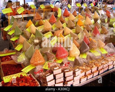 Herbes et épices MARCHÉ CAMPO DE FIORI, l'Italie, ROME , Banque D'Images