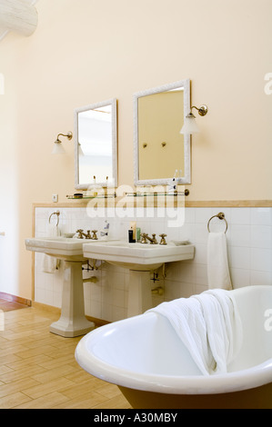 Double lavabo dans la salle de bains avec baignoire sur pieds Banque D'Images