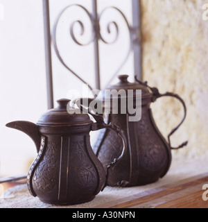 Deux pots de café turc antiques on windowsill Banque D'Images