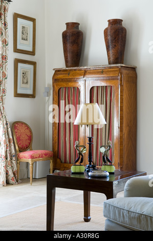 Du côté de la lampe sur table avec armoire et urnes Banque D'Images