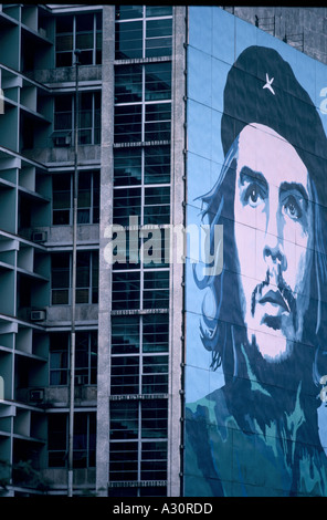 Grande affiche de l'image emblématique de Che Guevara sur le côté d'un immeuble à La Havane, Cuba. Banque D'Images