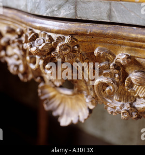 Détail sculpté sur une antique table console Banque D'Images