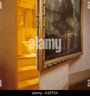 Un foc porte avec une peinture monté sur ce qui mène à une salle de bains dans un palais romain Banque D'Images