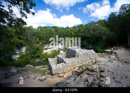Un Cenote puits sacré utilisé pour les sacrifices humains à la ville maya de Chichen Itza au Mexique Banque D'Images