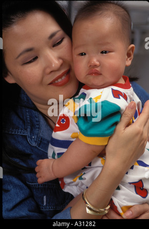 Japanese American mère fille bébé pleurer confort Banque D'Images