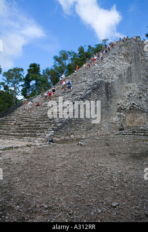 Les touristes l'ascension de la pyramide Nohoch Mul dans la ville en ruines de Coba au Mexique Banque D'Images