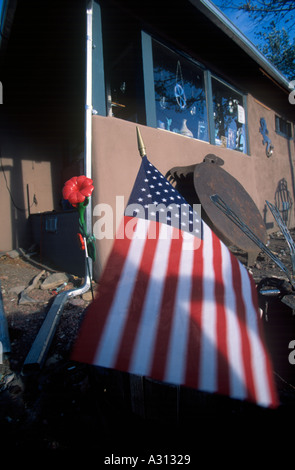 Drapeau américain en face de store à Madrid Nouveau Mexique USA Banque D'Images