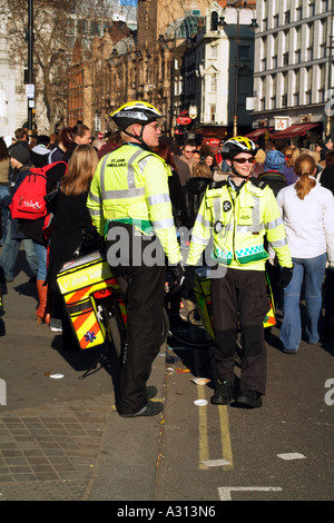 St John Ambulance personnel en uniforme de l'unité de service de répondeur à vélo dans le centre de Londres, Angleterre, Royaume-Uni Banque D'Images