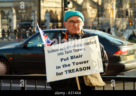 Twin Towers manifestant avec placard dénonçant le premier ministre Tony Blair sur Parliament Square Westminster London England UK Banque D'Images